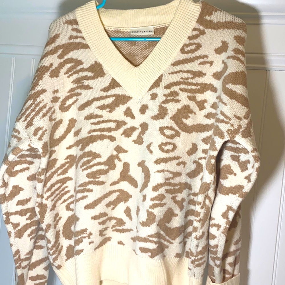 V-Neck Cheetah printed sweater.